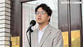 沈伯洋換了新髮型後，今天再以新西裝現身立法院。（圖／翻攝畫面）