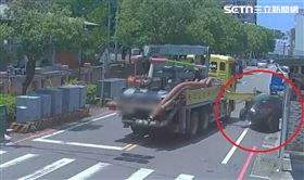 苗栗工程車驚變掃堂腿！支撐架飛甩砸爛車（圖／翻攝畫面）