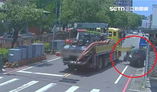 苗栗工程車驚變掃堂腿！支撐架飛甩砸爛車