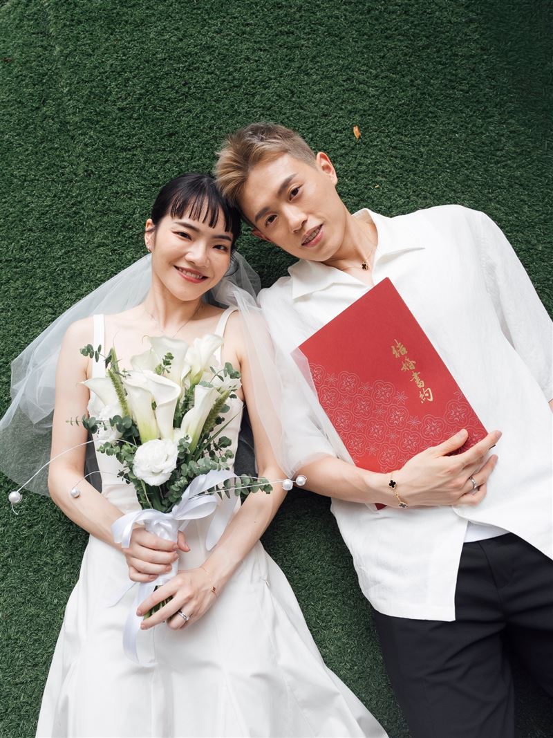 台灣羽球好手林俊易和程郁捷在5月20日完成結婚登記。(圖/翻攝自林俊易/Lin Chun Yi臉書)