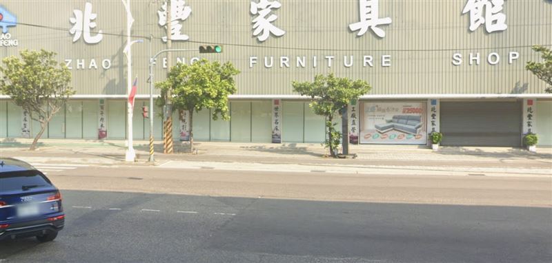 台中路上坑坑洞洞,媒體人董成瑜的妹妹騎車行經此處遇坑洞摔成重傷。(圖/google map)