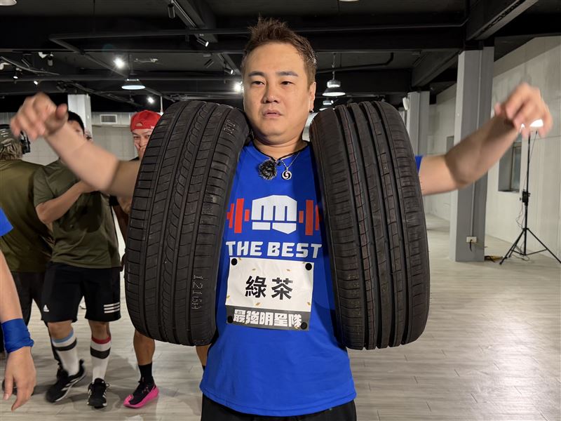 綠茶立刻不服輸接招尬舞。(圖/《全城地圖:最強明星隊》提供)