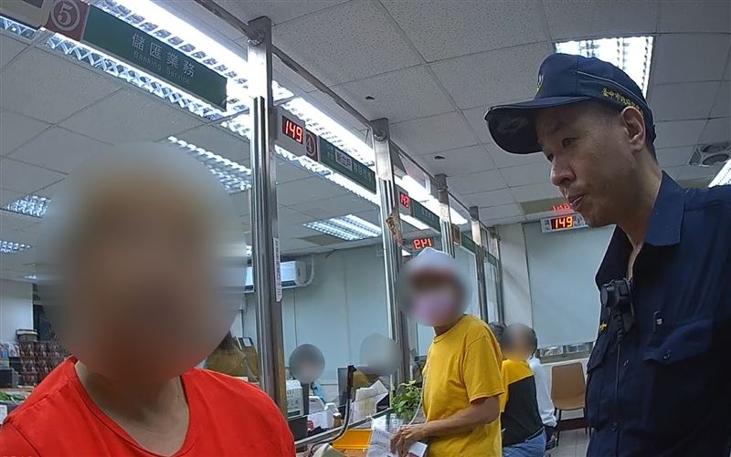機警的郵局行員一聽見婦人提到對方的帳戶凍結,認定是詐騙,立即通報警方到場協助。(圖/翻攝畫面)