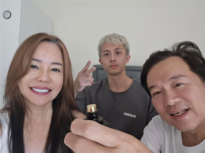孫鵬從小在單親家庭長大，深知家庭破碎的痛苦，因此一直希望給兒子完整家庭。（圖／翻攝自狄鶯FB）