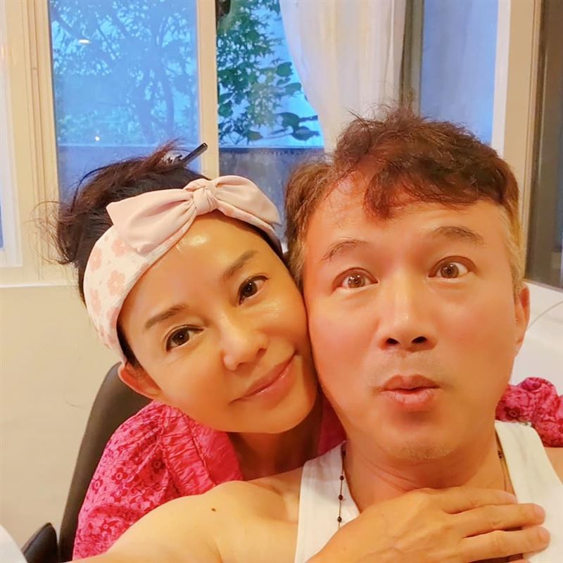 孫鵬曾透露，那段時間夫妻倆每週都得從紐約搭車前往費城探視兒子，入住旅館時竟碰上火警，當時狄鶯因長期失眠服用安眠藥後陷入昏睡，完全叫不醒，孫鵬眼見濃煙竄出，立刻將狄鶯扛在肩上，從16樓一路逃到1樓，夫妻倆才驚險保住性命。（圖／翻攝自狄鶯FB）