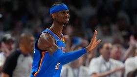 奧克拉荷馬雷霆隊頭號球星亞歷山大（Shai Gilgeous-Alexander）重拾MVP級身手，全場轟下30分、9助攻。（圖／美聯社／達志影像）