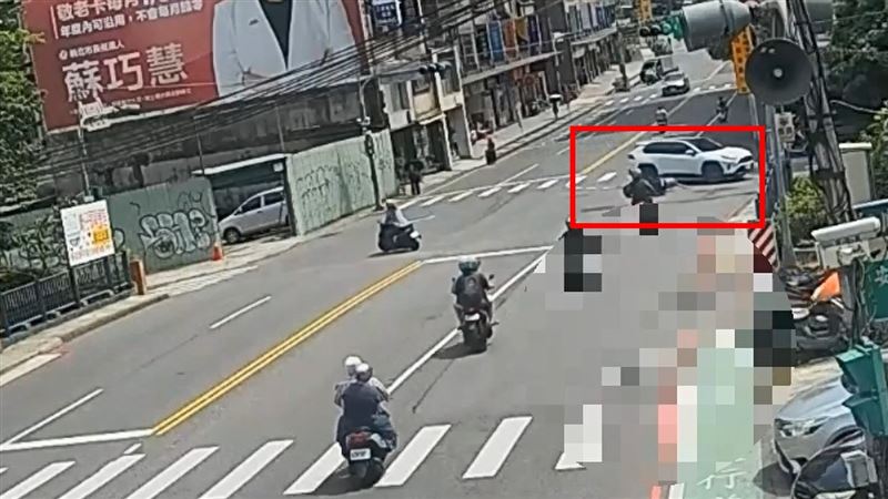 休旅車猛撞機車瞬間。（圖／翻攝畫面）