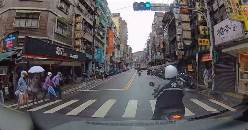 見行人踩上斑馬線就該停?警:最重罰3萬6