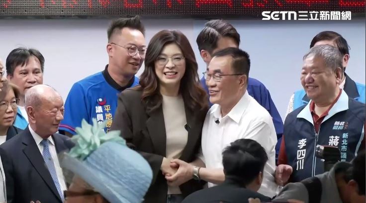 李四川與鄭麗文握手僅3秒（圖／翻攝畫面）