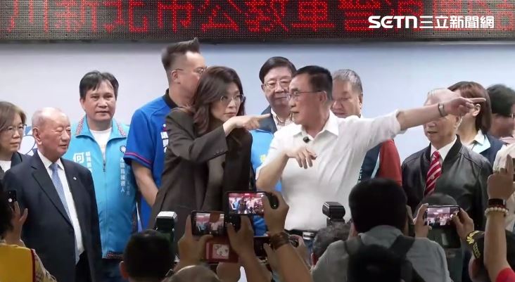 李四川與鄭麗文握手僅3秒（圖／翻攝畫面）