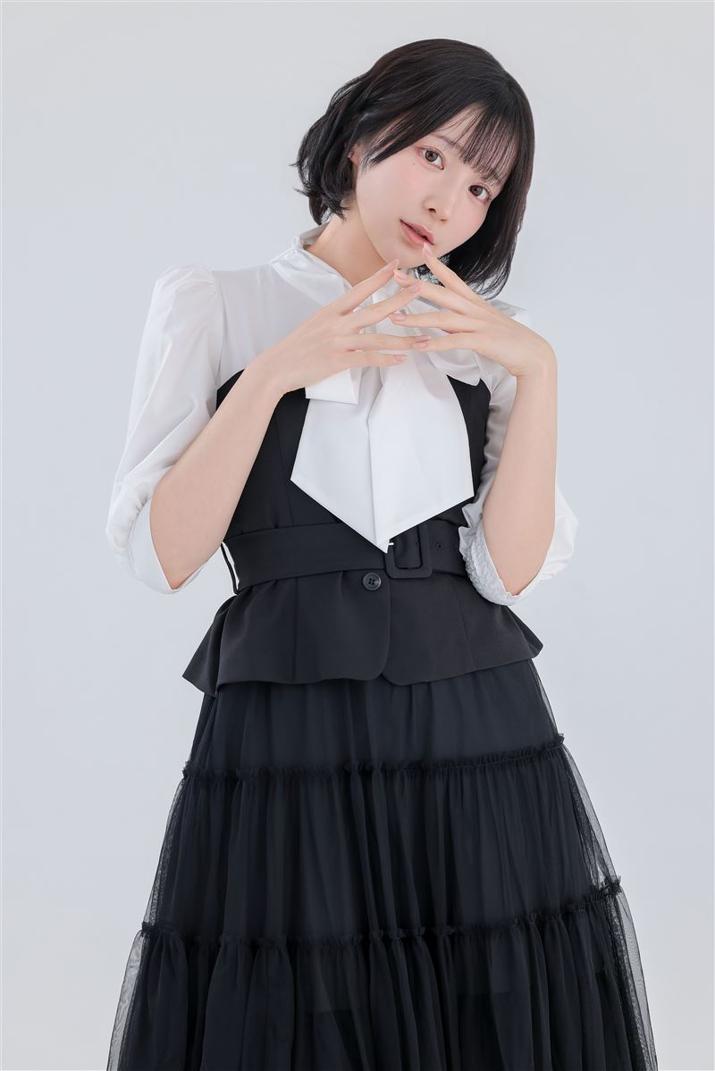 天川星夏不僅是Cosplay界的佼佼者，更是在寫真與商業合作上都取得亮眼成績的「全方位活動型Coser」，除了寫真，天川更跨足手機遊戲廣告演出、電子寫真集推出，並活躍於遊戲實況與翻唱領域，展現其多元魅力。（圖／COSMOS創作攝影展提供）