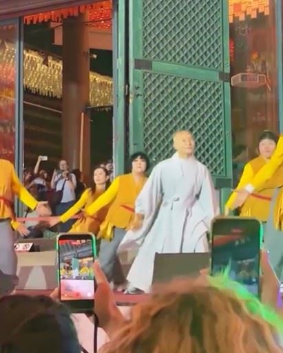 掀起話題的主角,是韓國喜劇演員尹成浩。(圖/翻攝自Threads)