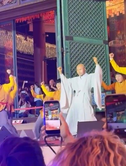 除了翻跳K-pop歌曲外,DJ NewJeansNim最大的特色,就是把佛號、誦經聲融入電子音樂節奏中。(圖/翻攝自Threads)