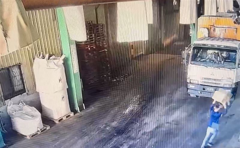 越籍移工簽收領貨之後,一路雀躍小跑步進工廠內,反常行為引起檢警注意。(圖/保三總隊提供)