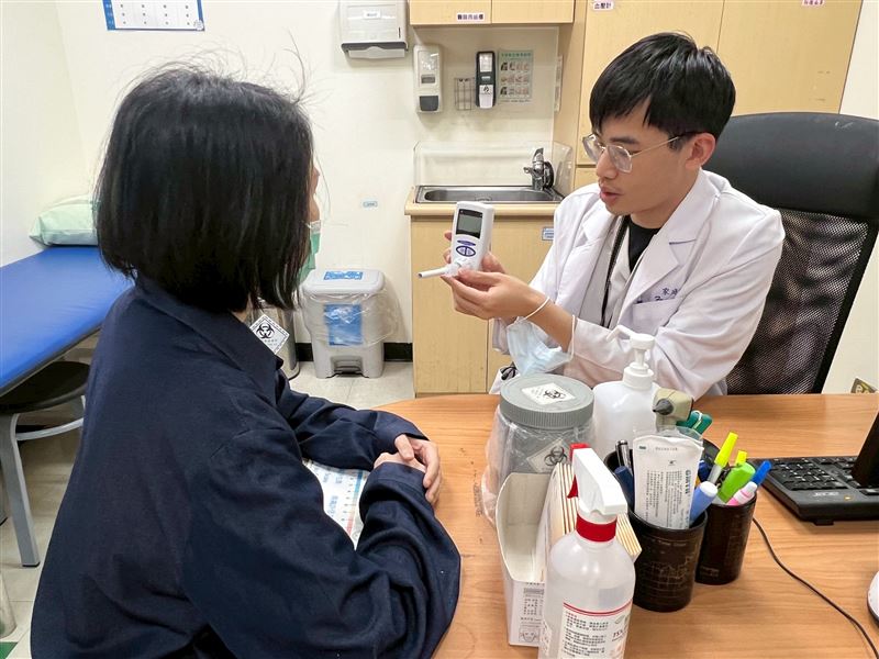 雙和醫院家庭醫學科醫師余明謙指出，包括肺癌、慢性阻塞性肺病（COPD）、心血管疾病，以及泌尿生殖系統等多種癌症，都與吸菸有密切關聯。（圖／雙和醫院提供）