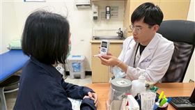 雙和醫院家庭醫學科醫師余明謙指出，包括肺癌、慢性阻塞性肺病（COPD）、心血管疾病，以及泌尿生殖系統等多種癌症，都與吸菸有密切關聯。（圖／雙和醫院提供）