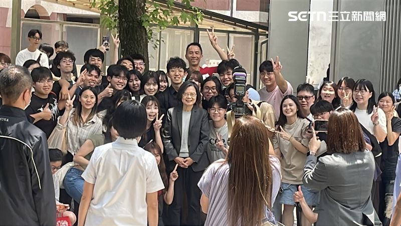 前總統蔡英文受邀台北醫學大學演講，她一下車看到學生們等候許久，特地前去和他們互動、合影！（圖／記者黎冠志攝影）