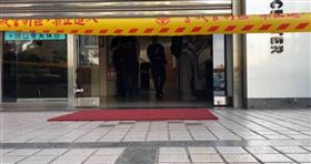 台南市東區林森路上1家眼科診所，驚傳有清潔婦人搭貨梯時遭貨梯夾斷頭。（圖／警方提供）