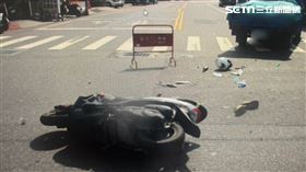 台南,台南市安南區,騎士,貨車,物品,事故,死亡,車禍。（圖／翻攝畫面）