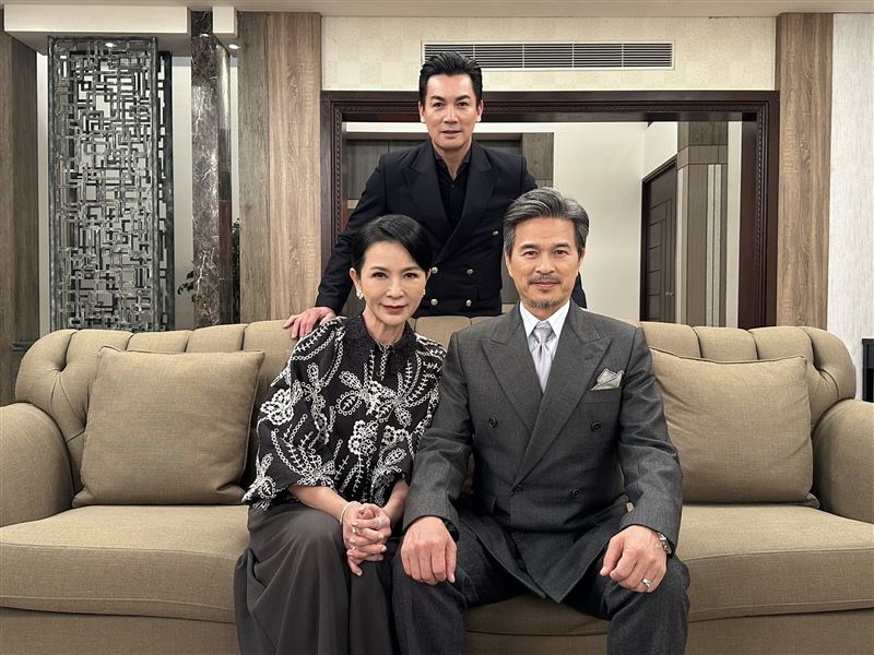 李興文回歸《百味人生》,飾演顧崇烈,與張倩搭檔飾演夫妻,後為伊正。(圖/翻攝自臉書)