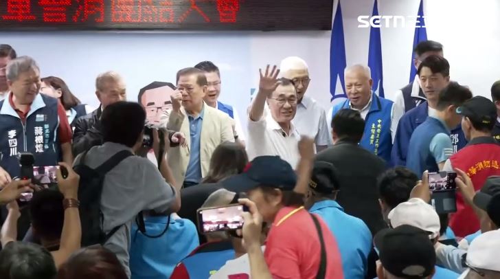 李四川僅與鄭麗文握手約3秒，隨即以趕行程為由快速離去。（圖／翻攝畫面）