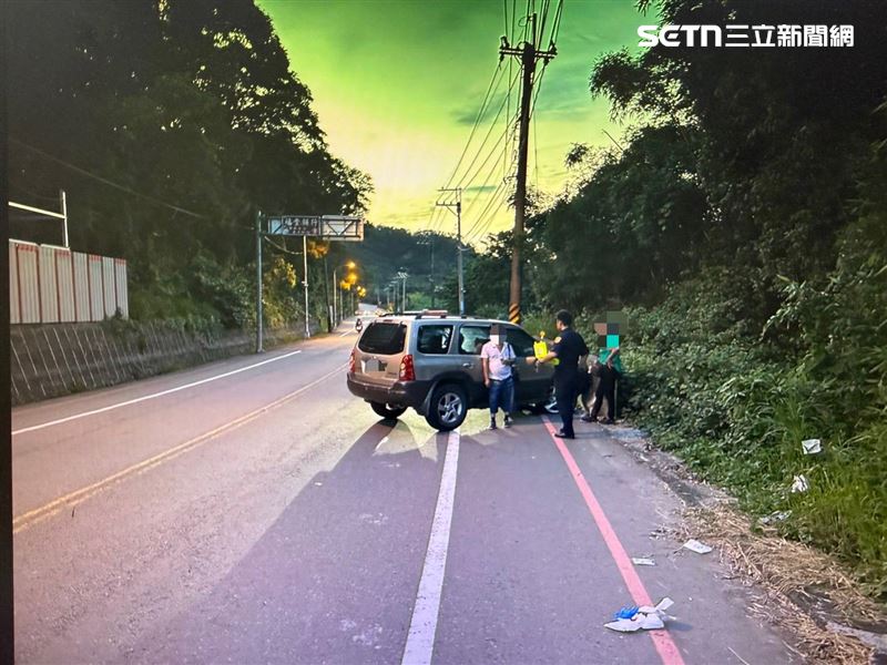 車上還載著阿嬤跟金孫,孫子被嚇到嚎啕大哭。(圖/翻攝畫面)