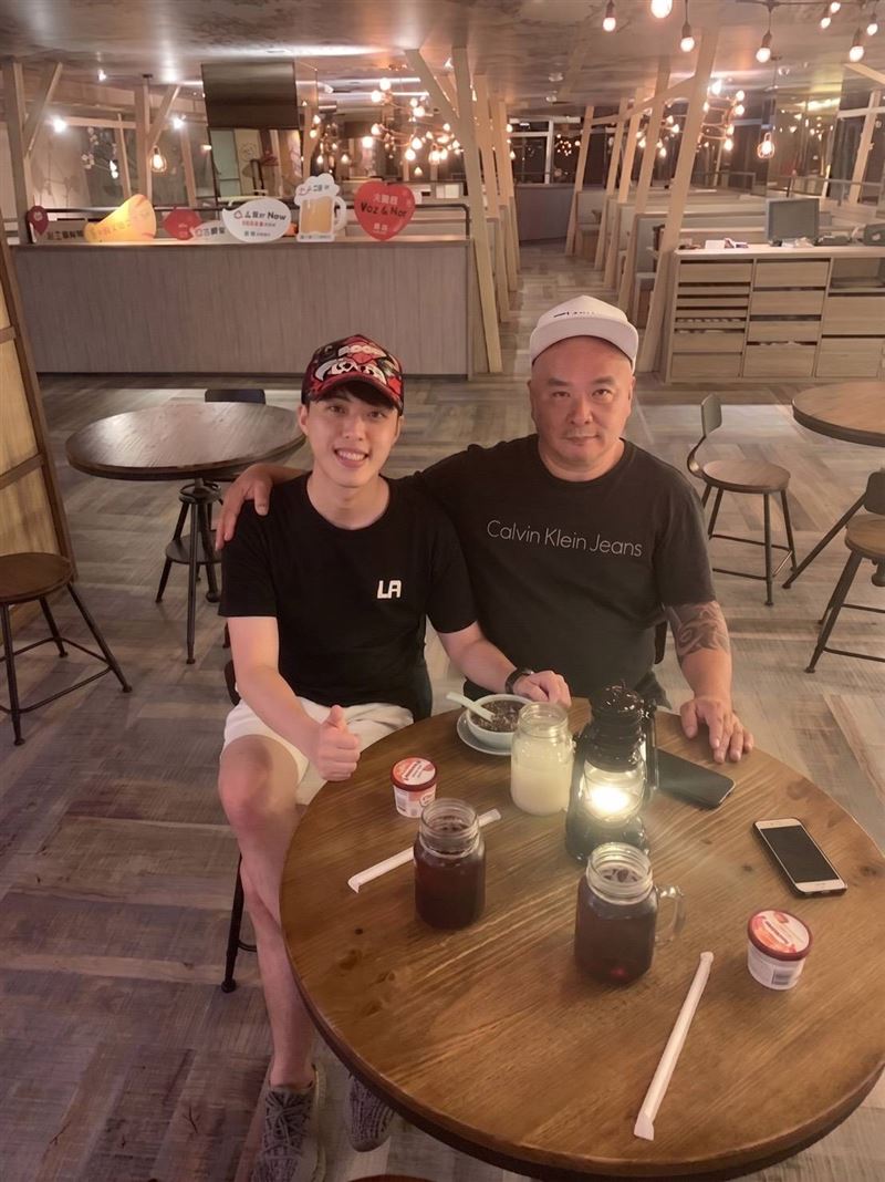臺灣第一AI特效剪輯師晨益的逆轉人生故事感動全網。曾是知名演員陳昭榮直播員工，北中南學生已經突破8000位，年紀最大84歲。圖為晨益與父親。（圖／晨益提供）