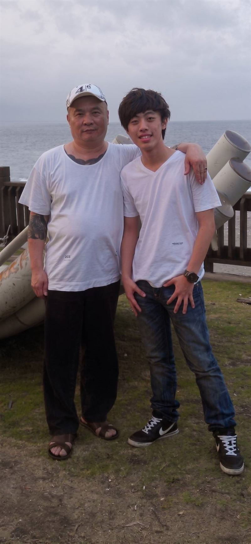臺灣第一AI特效剪輯師晨益的逆轉人生故事感動全網。曾是知名演員陳昭榮直播員工，北中南學生已經突破8000位，年紀最大84歲。圖為晨益與父親。（圖／晨益提供）