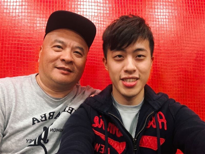 臺灣第一AI特效剪輯師晨益的逆轉人生故事感動全網。曾是知名演員陳昭榮直播員工，北中南學生已經突破8000位，年紀最大84歲。圖為晨益與父親。（圖／晨益提供）
