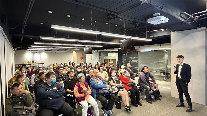 臺灣第一AI特效剪輯師晨益的逆轉人生故事感動全網。曾是知名演員陳昭榮直播員工，北中南學生已經突破8000位，年紀最大84歲。（圖／晨益提供）