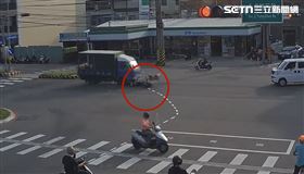 左轉沒在看！苗栗2高中生遭追撞卡進車底(圖/翻攝畫面)
