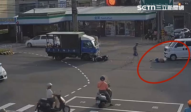 電動自行車在劇烈撞擊下，車體當場應聲斷裂，並直接「卡入」小貨車的車頭車底之下，場面極其怵目驚心；而鄭姓少女與謝姓少年在強大撞擊力下雙雙拋飛落地。(圖/翻攝畫面)