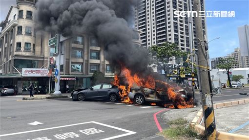 恐怖！肇事釀「火燒車」愛車燒成一團火球