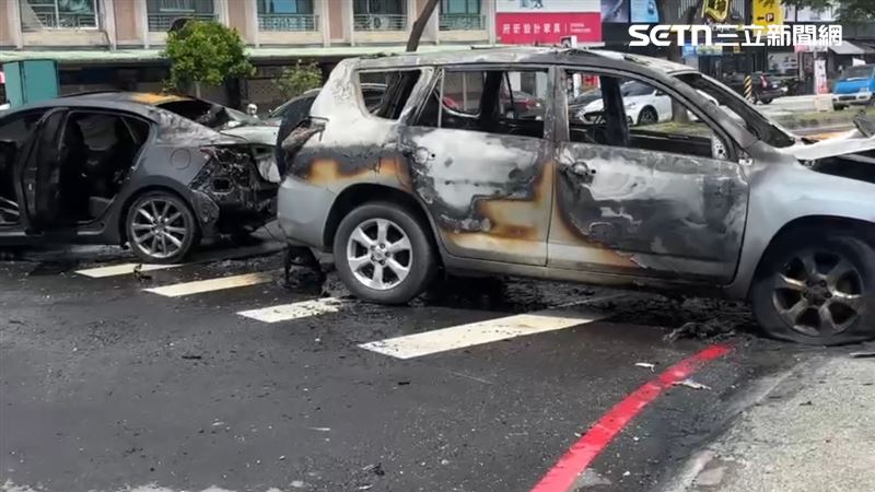 肇事車輛被燒毀。（圖／翻攝畫面）