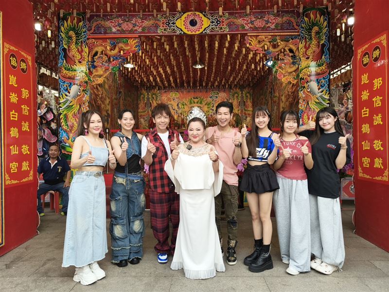 白冰冰(左四)帶著子弟兵蔡亞露、胡子萱、台一線東諺、阿玟與Give me five成員一起拜拜求平安。(圖/長興影視提供)