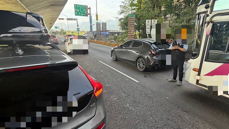 宜蘭五結鄉191甲線南下路段,發生國光客運追撞事故。(圖/翻攝畫面)
