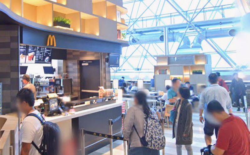 有旅客在機場航廈吃麥當勞,結果無法登機。圖非當事人。(圖/翻攝自Google街景)