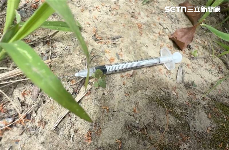 附近民眾在社群平台發文提醒，第一次看到這麼多針筒被丟棄路邊。(圖／翻攝畫面)
