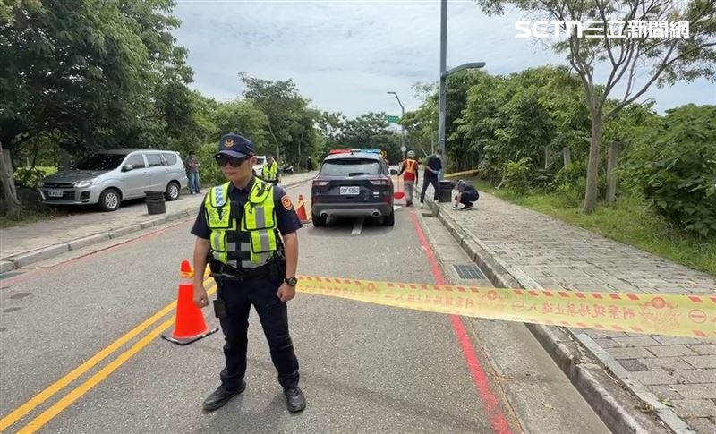 警方獲報到場採證，將擴大調閱監視器釐清針筒來源。(圖／翻攝畫面)