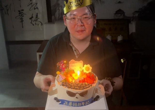 近日向佑開設抖音帳號後,首度分享家人替他慶生的影片畫面。(圖/翻攝自微博)