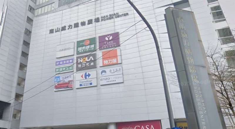 民眾發現環狀線旁的南山威力購物廣場,目前店家較過去全盛期撤出許多。(圖/翻攝自Google街景)