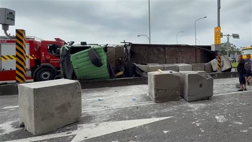 新竹砂石車翻覆2人傷！失控自撞巨石散落