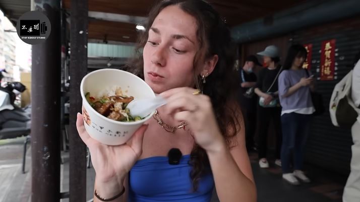 Sabrina對於台灣美食讚不絕口。(圖/翻攝自不要鬧工作室YT)
