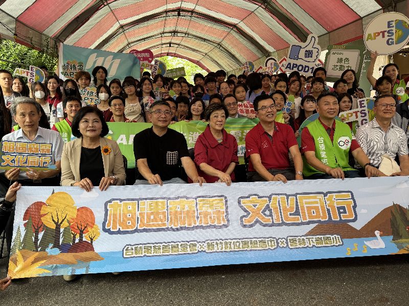 張淑芬到場勉勵在台積電慈善基金會安排下，雲林縣下崙國小與新竹科學園區實驗高級中學進行交流學習活動。基金會董事長張淑芬（前左4）21日也到場為兩校孩子加油勉勵。前左2為雲林縣長張麗善。（圖／中央社）