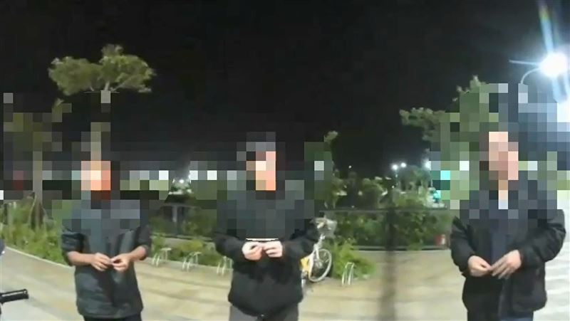 警方攔下飆車炸街的3人。(圖/翻攝畫面)