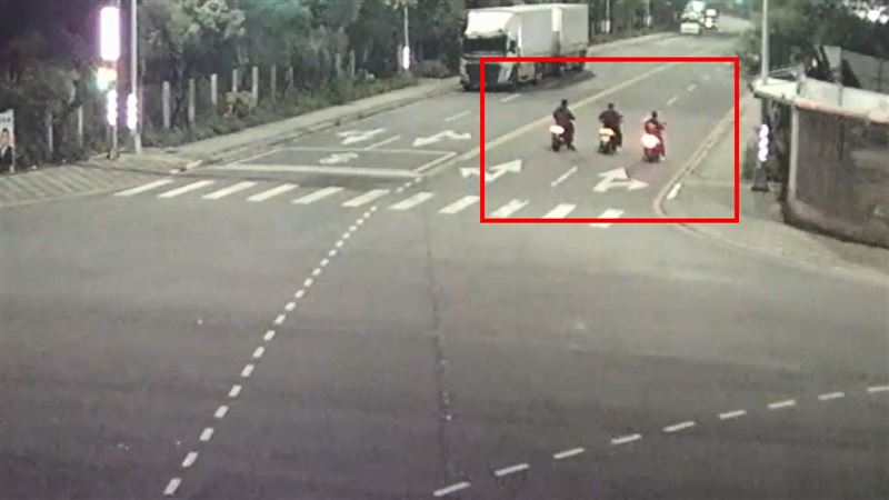 董姓少年等3穰飆車炸街被監視器拍下。(圖/翻攝畫面)