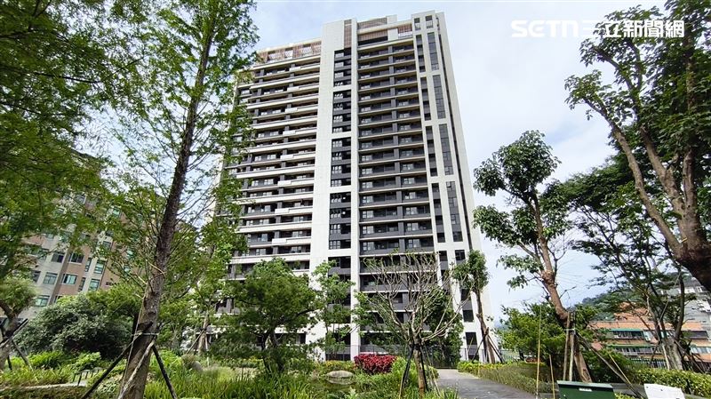 「信義富境」均單價站上百萬，業者表示，該案屬鬧中取靜，開車8分鐘可達信義區，且擁有3千多坪大花園，吸引購屋剛需上門。（圖／記者陳韋帆攝影）