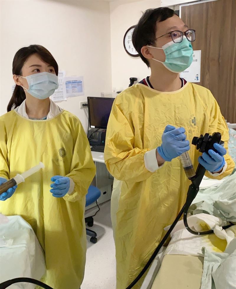 醫療團隊用內視鏡,將冷凍糞菌液(圖下)植入病人腸道中。(圖/臺中榮總提供)