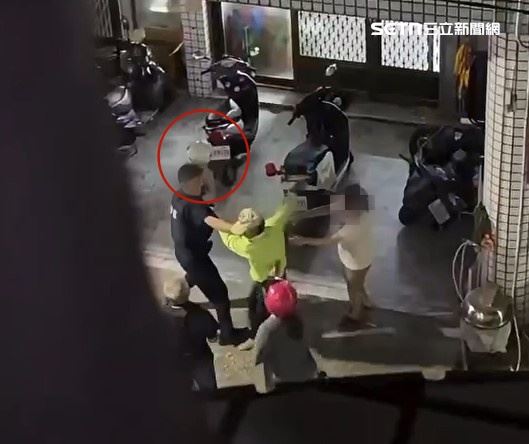 陳秋宏質疑員警對酒駕阿伯執法過當,除了壓制外還拿安全帽砸頭。(圖/陳秋宏提供)