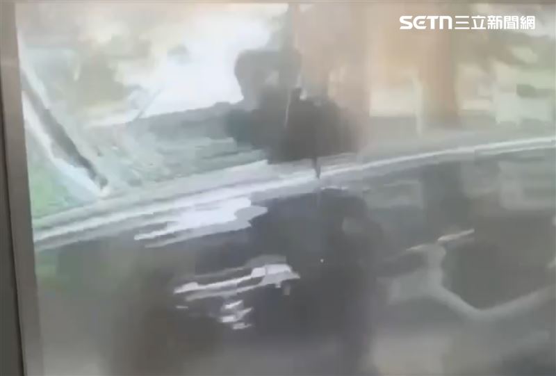 攔查不停!台中嫌心虛「踩油門狂飆」,勇警揮警棍砸窗滿手血。(圖/翻攝畫面)